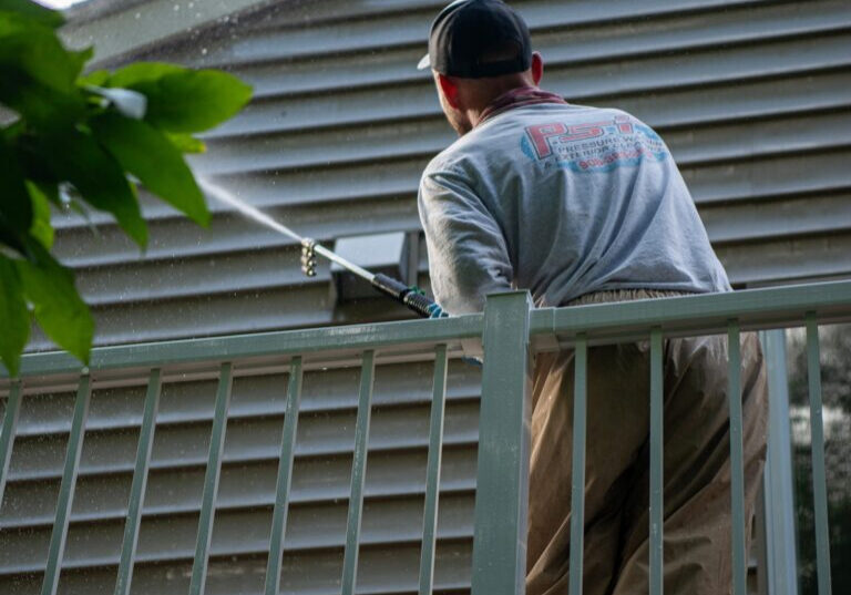 Pressure washing gun